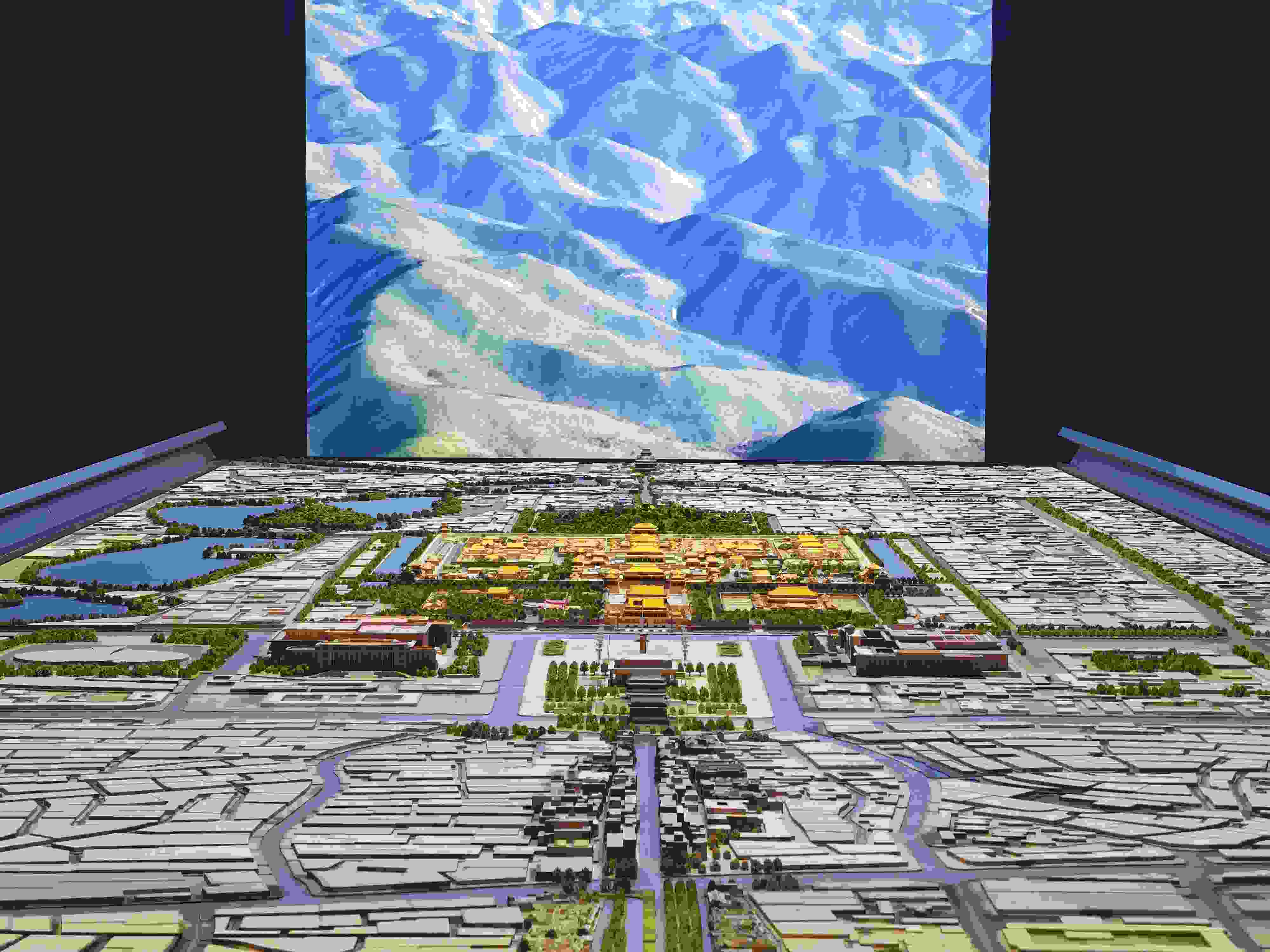 2023年3月，北京首都博物館精心制作的16米長中軸線沙盤，配以立體投影技術(shù)，展現(xiàn)了北京中軸線之壯美。