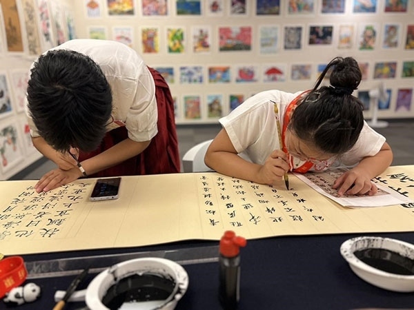 參加本次展覽的青少年在現(xiàn)場(chǎng)進(jìn)行書法創(chuàng)作。主辦方供圖
