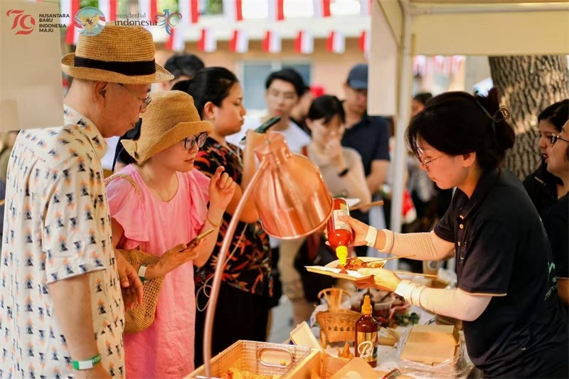 游客品嘗傳統(tǒng)印尼美食。