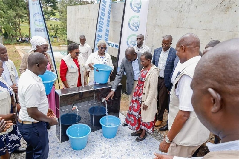 肯尼亞總統(tǒng)魯托考察南迪山供水項目設(shè)備運行情況。中鐵十局供圖