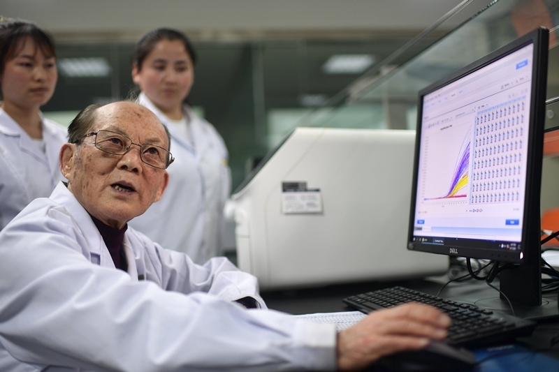 2021年6月17日，吳天一（前）在青海西寧的實驗室內和學生討論。