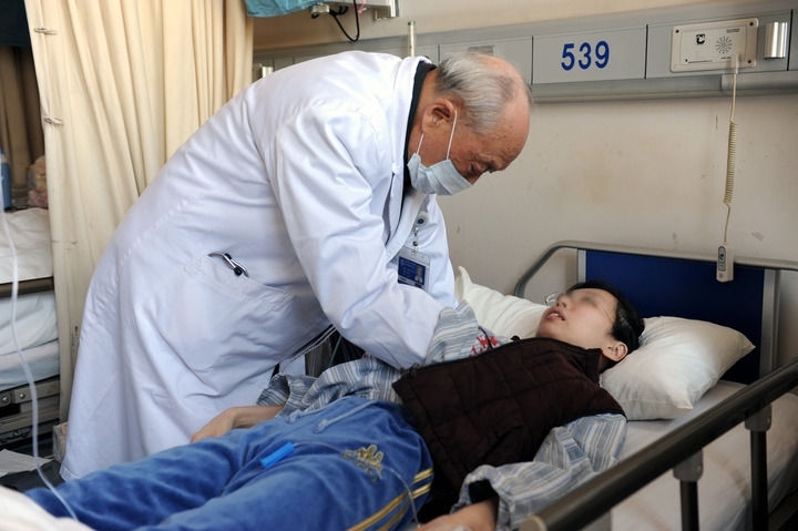 瑞金醫(yī)院終身教授王振義在上海瑞金醫(yī)院為病人看病（資料照片）。 新華社發(fā)