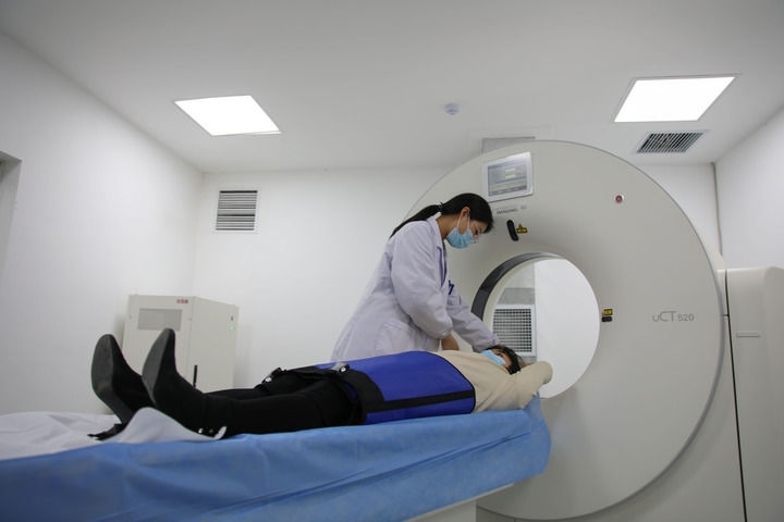 2023年3月2日，安徽省合肥市包河區(qū)煙墩街道社區(qū)衛(wèi)生服務(wù)中心的醫(yī)護(hù)人員為患者進(jìn)行CT檢查。 新華社記者 曹力 攝