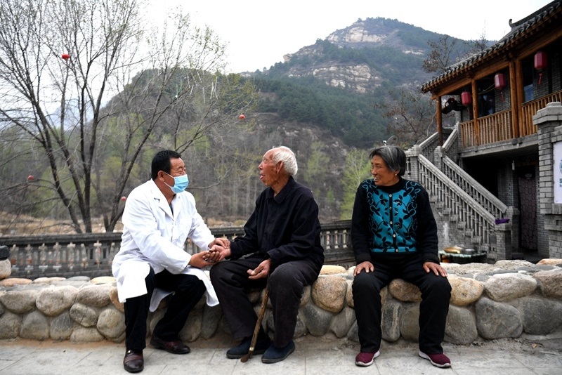 2020年4月15日，在河北阜平縣龍泉關鎮(zhèn)駱駝灣村，村醫(yī)霍建國為村民把脈。