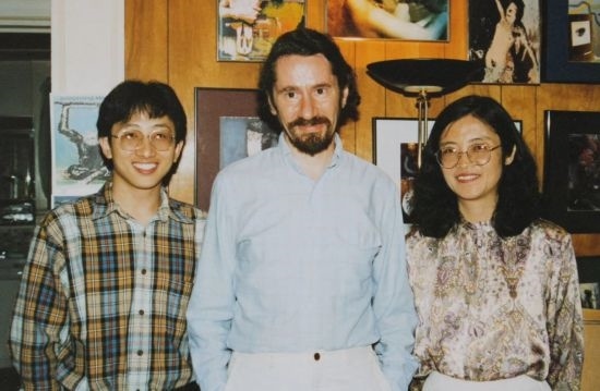 1992年，朱銳（左）赴美國杜蘭大學(xué)攻讀心靈哲學(xué)與認(rèn)知科學(xué)，師從心靈哲學(xué)和認(rèn)知科學(xué)家Radu Bogdan（中），右為朱銳師姐、北師大教授田平。