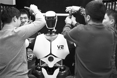 科研人員在調(diào)試機(jī)器人。新華社記者 金立旺攝