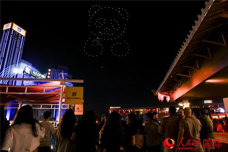 當?shù)孛癖娪^看無人機表演。人民網(wǎng)記者 宋亦然攝