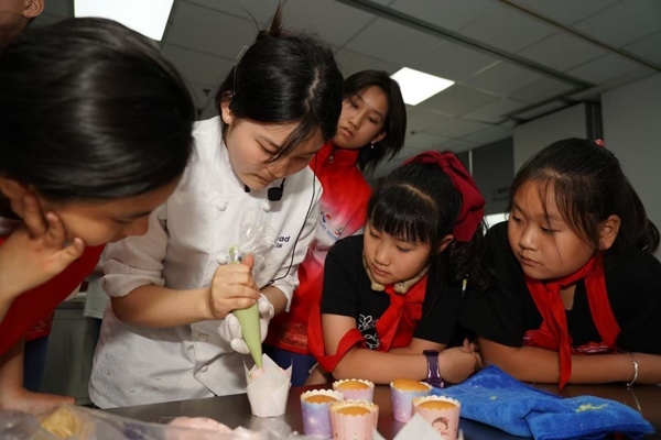 一日營首發(fā)團探訪技能大師工作室并現(xiàn)場開展實踐體驗活動。徐匯區(qū)總工會供圖