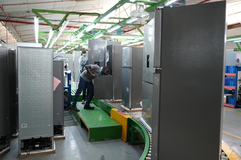 8月14日，在南非開(kāi)普敦，當(dāng)?shù)貑T工在海信南非工業(yè)園的冰箱生產(chǎn)線上工作。新華社記者王雷攝
