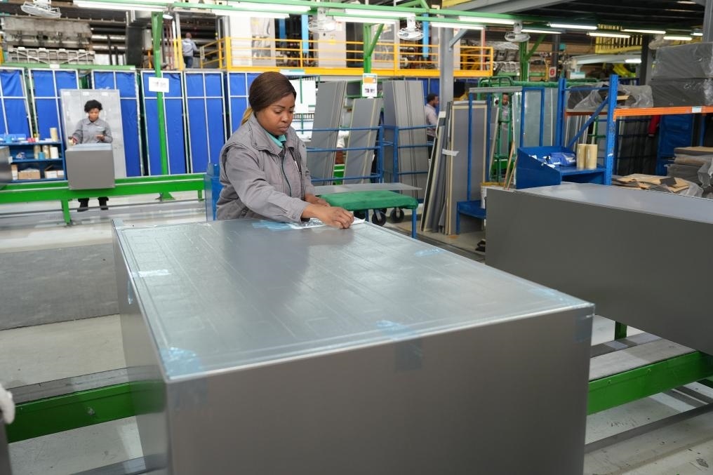 8月14日，在南非開(kāi)普敦，當(dāng)?shù)貑T工在海信南非工業(yè)園的冰箱生產(chǎn)線上工作。新華社記者王雷攝
