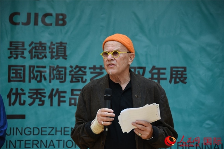 瑞典藝術(shù)家托比恩·卡爾斯博致辭。人民網(wǎng)記者 殷淼攝