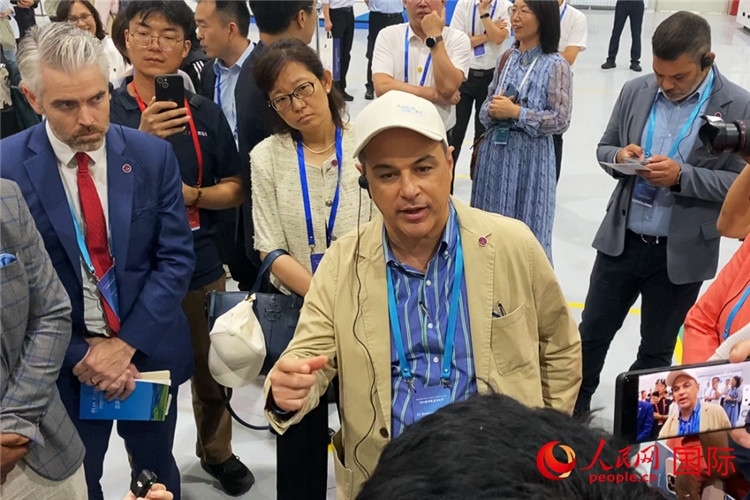 阿根廷駐華大使馬致遠與億華通動力科技有限公司總經(jīng)理于民討論關切問題。人民網(wǎng) 宋歌攝