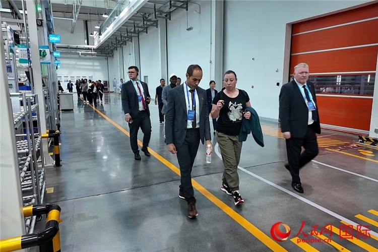 駐華外交官和國際組織駐華代表參觀億華通動力科技有限公司生產(chǎn)車間。人民網(wǎng)記者 方童攝