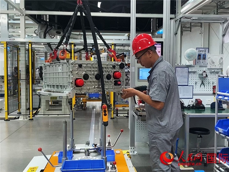 技術人員進行系統(tǒng)化測試。人民網(wǎng)記者 于洋攝