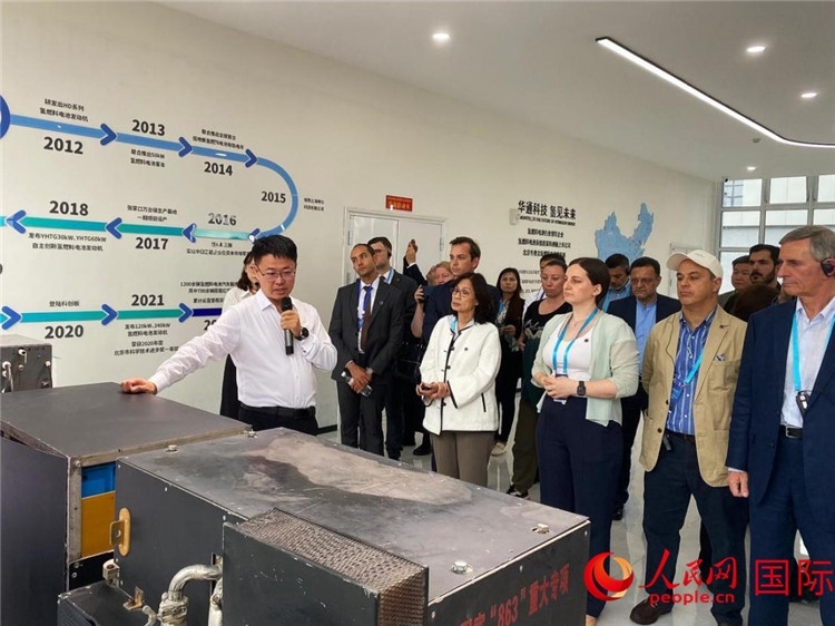 于民向駐華外交官和國際組織駐華代表介紹企業(yè)發(fā)展情況。人民網(wǎng) 宋歌攝