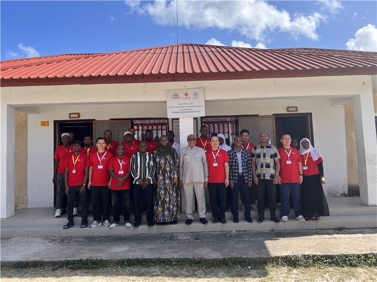 坦桑尼亞桑給巴爾衛(wèi)生部部長(zhǎng)馬茲伊與中方專家組及非方工作人員合影。專家組供圖