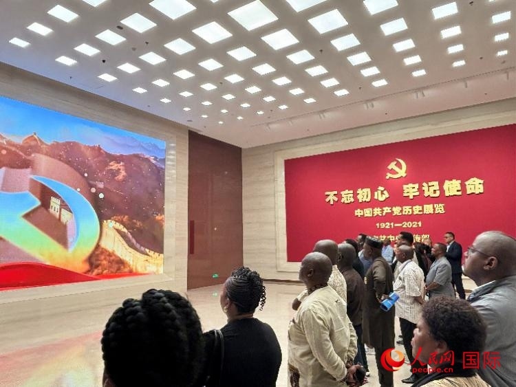 代表團參觀“不忘初心 牢記使命”中國共產(chǎn)黨歷史展覽。人民網(wǎng) 曹欣悅攝