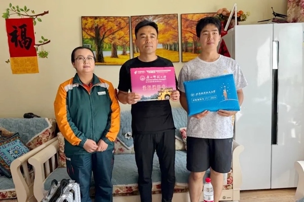 劉傲寒父子收到錄取通知書。北航供圖