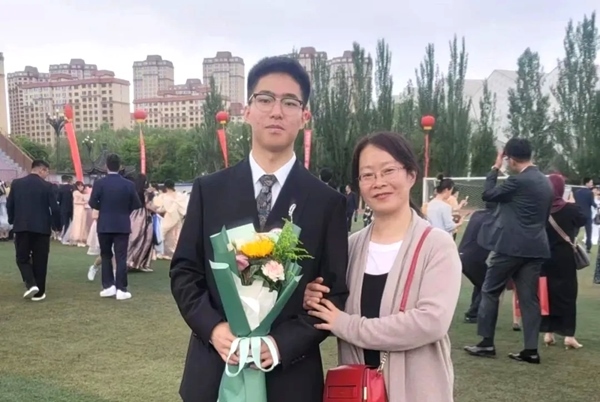 劉傲寒和媽媽合影。北航供圖