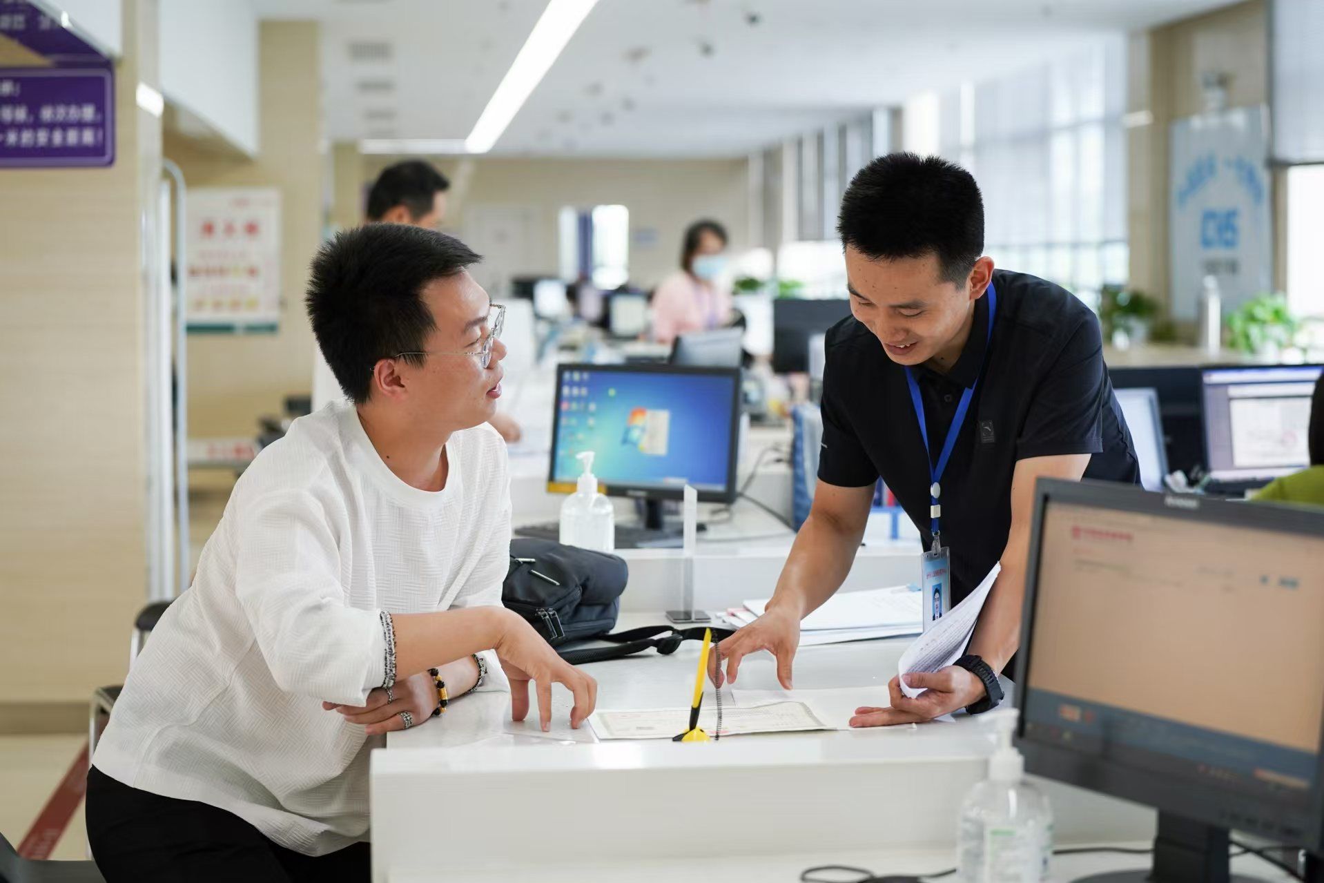 安徽省池州市市民在市政務(wù)服務(wù)大廳辦理業(yè)務(wù)。人民網(wǎng)記者 王銳攝