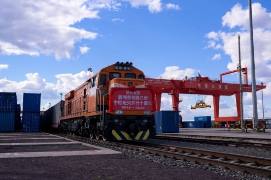 2023年9月20日，一列中歐班列行駛在內蒙古滿洲里站貨運車間集裝箱場。作為我國向北開放的“橋頭堡”、中歐班列“東通道”的重要口岸，滿洲里鐵路口岸不斷加大中歐班列通道能力建設，進一步提升運輸效率和品質