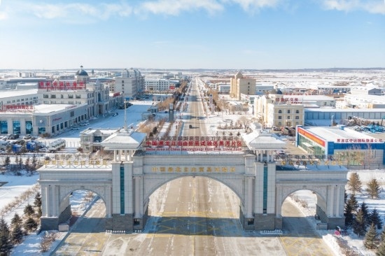 這是2024年1月31日拍攝的中國（黑龍江）自由貿(mào)易試驗區(qū)黑河片區(qū)（無人機照片）。五年來，中國（黑龍江）自由貿(mào)易試驗區(qū)將“試驗田”種成“高產(chǎn)田”，以全省萬分之三的面積，貢獻了全省約五分之一的實際使用外資和七分之一的外貿(mào)進出口，在對外合作、降低物流成本、培育特色產(chǎn)業(yè)和新業(yè)態(tài)新模式等方面深入探索，成功產(chǎn)出超過300項制度創(chuàng)新成果。