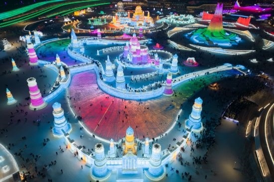 2024年1月1日，來自世界各地的游客在哈爾濱冰雪大世界園區(qū)內游玩（無人機照片）。