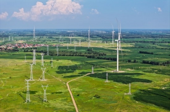 這是2024年7月19日拍攝的內蒙古通遼238萬千瓦風電項目（無人機照片）。此項目每年可將75億千瓦時清潔電能經(jīng)扎魯特—青州±800（千伏）直流特高壓外送通道送至山東地區(qū)消納，相當于滿足受端地區(qū)超過300萬戶居民家庭用電需求，節(jié)約標煤261萬噸，減少二氧化碳排放634萬噸。