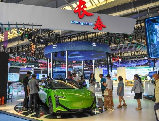 2023年8月23日，人們在第十四屆中國—東北亞博覽會上參觀一汽紅旗新能源車型。