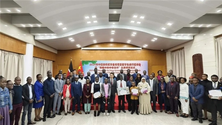 與會(huì)嘉賓和留學(xué)生們合影留念。中國(guó)駐肯尼亞大使館供圖