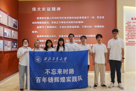 實踐隊員學(xué)習(xí)長征精神。學(xué)校供圖