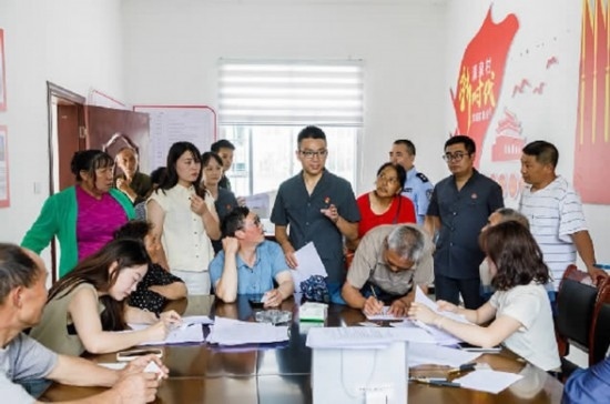 圖為2024年8月6日，重慶市奉節(jié)縣人民法院興隆人民法庭庭長費明軍（中）在做調(diào)解工作。蹇懿 攝