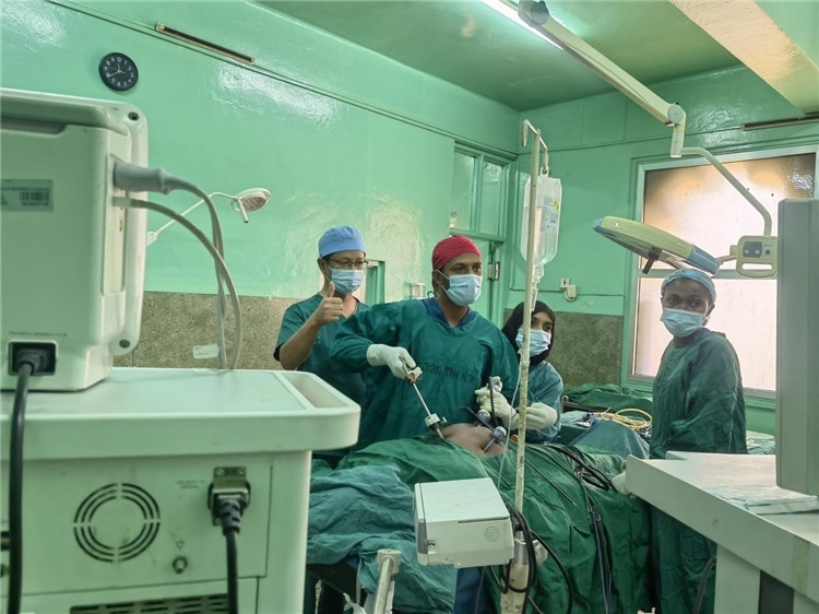 隊(duì)長(zhǎng)蔣國(guó)慶（左一）關(guān)注當(dāng)?shù)蒯t(yī)生手術(shù)情況。中國(guó)援桑醫(yī)療隊(duì)供圖