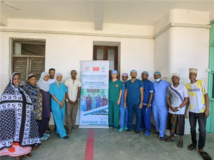 隊(duì)長(zhǎng)蔣國(guó)慶（右七）和手術(shù)醫(yī)生、部分患者合影。中國(guó)援桑醫(yī)療隊(duì)供圖