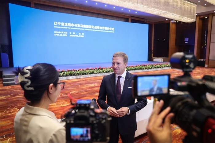 2024年4月26日，寶馬集團(tuán)董事長(zhǎng)齊普策在遼寧省沈陽(yáng)市與寶馬集團(tuán)深化戰(zhàn)略合作簽約儀式現(xiàn)場(chǎng)接受采訪。新華社記者潘昱龍攝