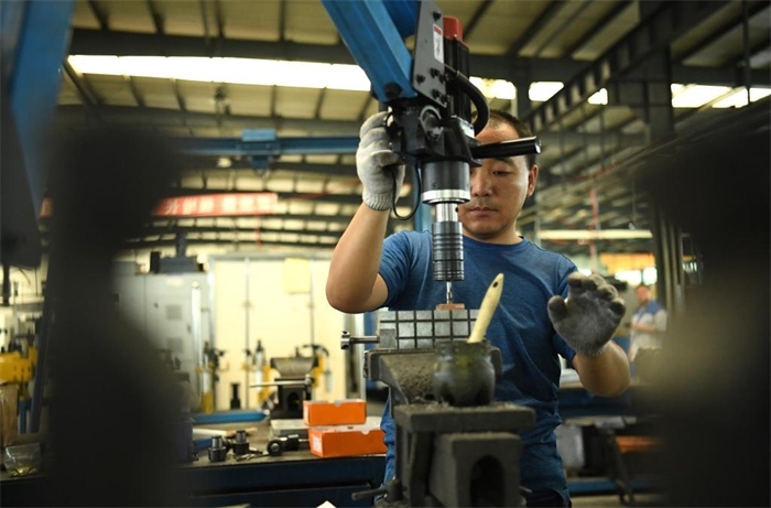 2024年7月30日，在長(zhǎng)春吉林通用機(jī)械（集團(tuán)）有限責(zé)任公司模具裝配生產(chǎn)線，鉗工在進(jìn)行攻絲操作。近年來(lái)，吉林通用機(jī)械（集團(tuán)）有限責(zé)任公司通過(guò)數(shù)字化改造、智能化升級(jí)提高生產(chǎn)效率，提升產(chǎn)業(yè)競(jìng)爭(zhēng)力，已成為全球鋁加工汽車輕量化零部件知名供應(yīng)商，為奧迪、大眾、寶馬、奔馳、保時(shí)捷等多家品牌主機(jī)廠供應(yīng)零件。新華社記者柳文惠攝