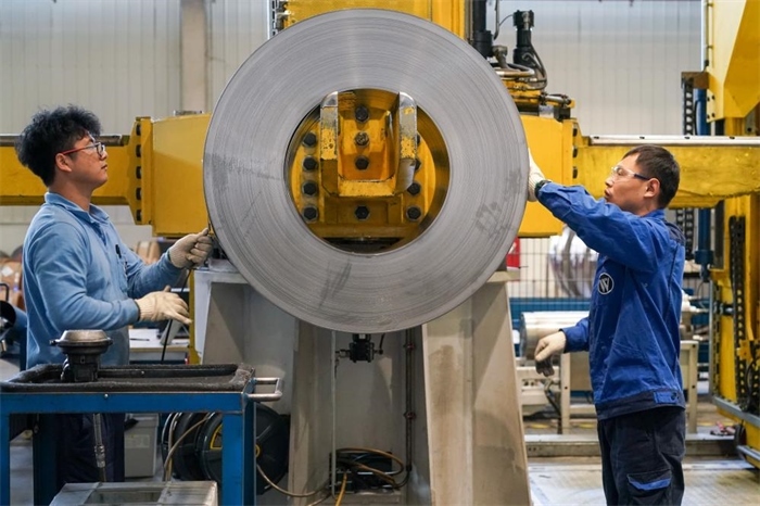 2023年3月16日，工人在位于太倉(cāng)市高新區(qū)的威爾斯新材料（太倉(cāng)）有限公司生產(chǎn)車間內(nèi)進(jìn)行加工作業(yè)。新華社記者李博攝