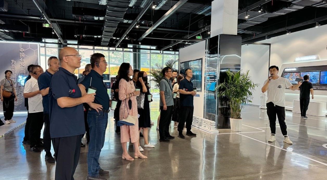 人民網(wǎng)“夢(mèng)幻靈境”AI展演中心講解。人民網(wǎng) 王戰(zhàn)雄攝