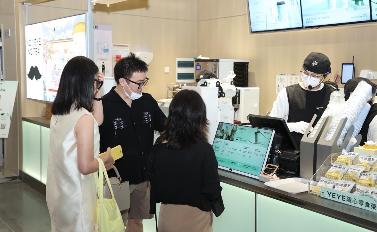 “爺爺不泡茶”奶茶品牌店。人民網(wǎng) 王戰(zhàn)雄攝