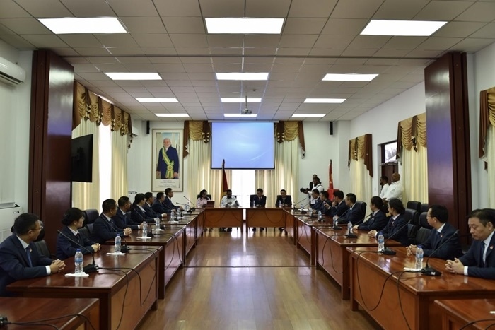 當(dāng)?shù)貢r(shí)間8月20日，圭亞那總統(tǒng)伊爾凡·阿里在圭亞那首都喬治敦鐘阿瑟會議中心會見了即將離任的中國（江蘇）第19期援圭亞那醫(yī)療隊(duì)。 中國（江蘇）第19期援圭亞那醫(yī)療隊(duì)供圖