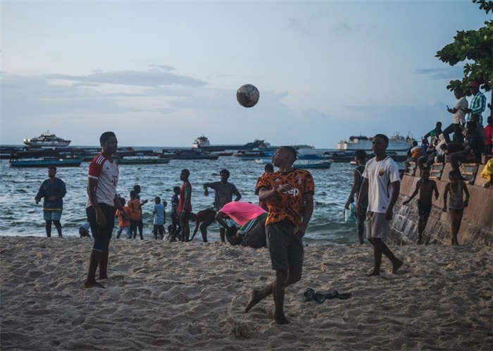 2023年12月31日，人們?cè)谔股Ｄ醽喩＝o巴爾島海濱踢球。新華社記者王冠森攝