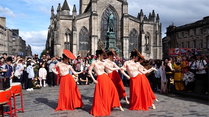 《長城魂》的演員在愛丁堡皇家一英里街頭演出。主辦方供圖