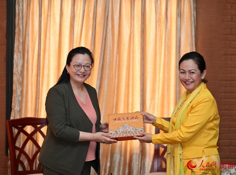 馬珈大使向岱岱楷部長(zhǎng)贈(zèng)送中國特色紀(jì)念品。人民網(wǎng)記者 謝佳君攝