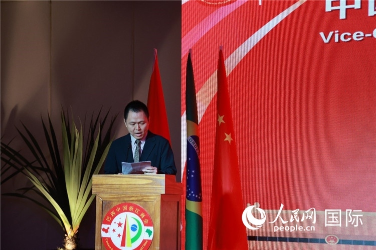 中國(guó)駐里約總領(lǐng)館副總領(lǐng)事王尉育宣讀賀電。人民網(wǎng)記者 陳海琪攝