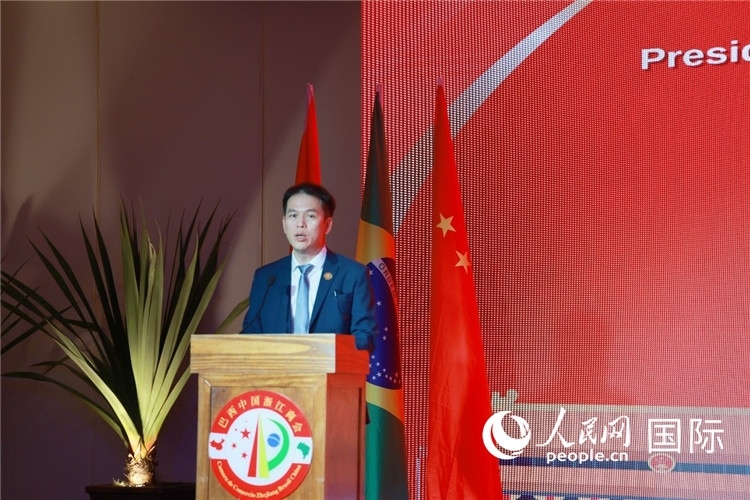 巴西中國(guó)浙江商會(huì)執(zhí)行會(huì)長(zhǎng)陳翔廣宣讀賀電。人民網(wǎng)記者 陳海琪攝