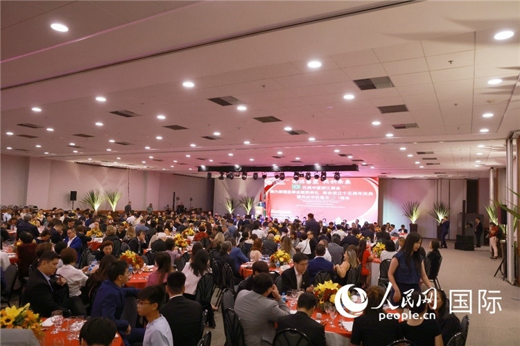 當(dāng)?shù)貢r(shí)間8月24日晚，巴西中國(guó)浙江商會(huì)第六屆理監(jiān)事會(huì)就職典禮在里約熱內(nèi)盧舉行。圖為就職典禮現(xiàn)場(chǎng)。人民網(wǎng)記者 陳海琪攝