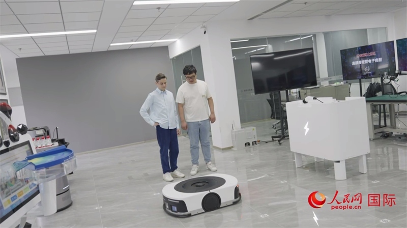 睿樂達(dá)機器人充電停車場。人民網(wǎng)記者 張榮攝