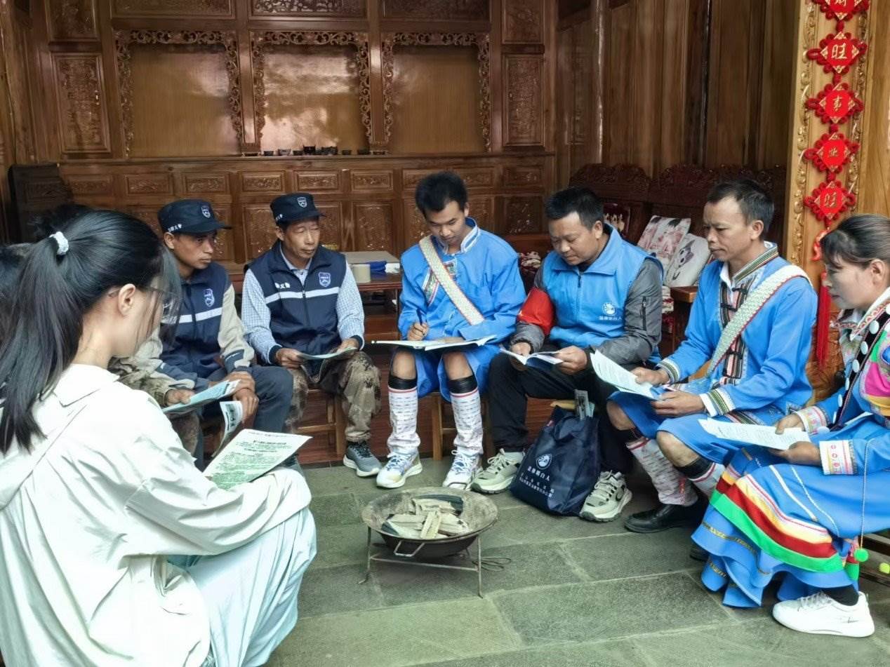 騰沖市猴橋鎮(zhèn)猴橋村國(guó)門新村舉辦火塘?xí)?。人民網(wǎng)記者 孝金波攝