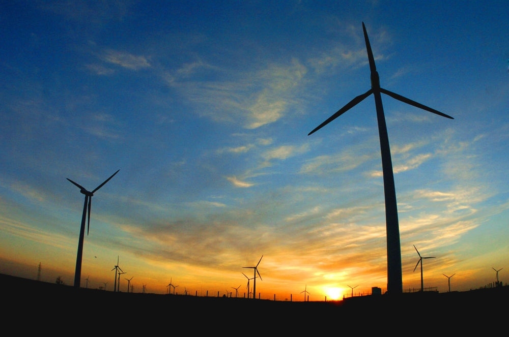 2005年，吉林省白城市通榆縣境內(nèi)幾十部風(fēng)力發(fā)電機(jī)組在工作。新華社發(fā)