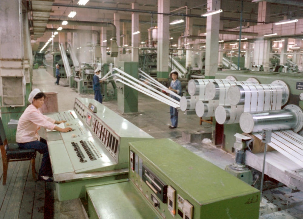 1981年，東北遼陽(yáng)石油化學(xué)纖維廠抽絲車間一角。新華社發(fā)